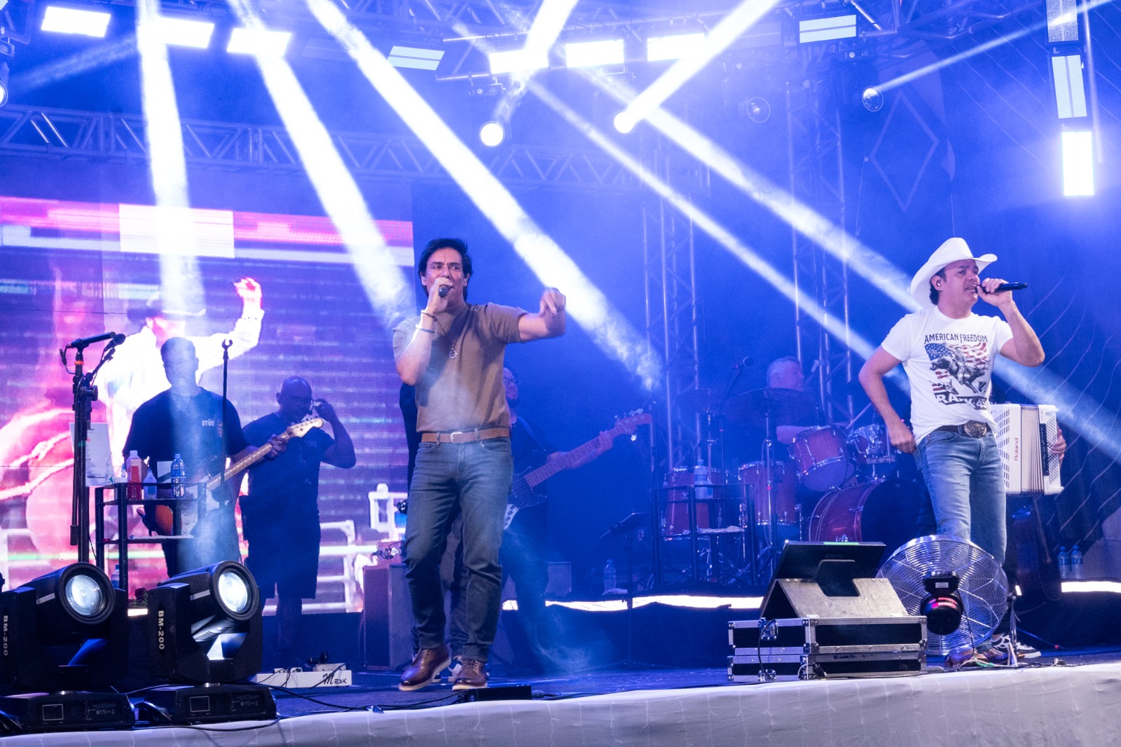 SHOW DE GUILHERME E SANTIAGO AGITA CATANDUVAS E ATRAI GRANDE PÚBLICO