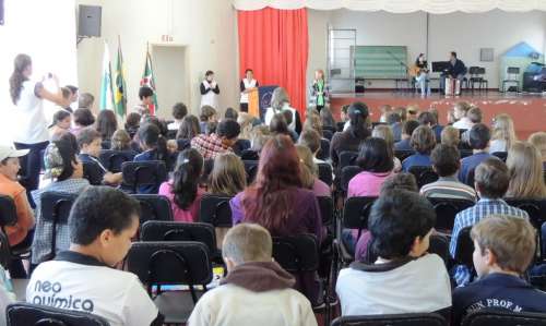 Centro Cultural:  Dia Cultural do Escola Maria Mayer o dia todo com show de talentos.